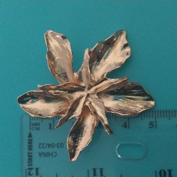 Irregular Flower and Leaf Stud Earrings. - Picture 3 of 4